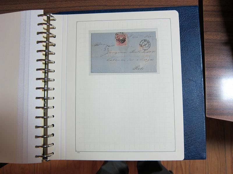 0019 (261).JPG -     Lote:    19      Marcofilia      Lotes Especiais       Descrição:         Portugal. Colecção especializada de carimbos de duplo círculo, tipo 1852, montada em 4 álbuns Lindner, com selos de diversas emissões e cartas, com estudo minucioso de cada marca. Lote a ver.         Lote       Valor Base:     &euro; 2.500,00     Valor Venda:     Retirado     